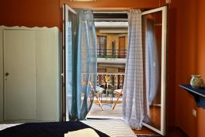 アテネにあるAthens Centre Apartmentのベッドルーム1室(バルコニーに面したドア付)