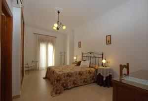een slaapkamer met een bed, een tafel en een raam bij Hostal el Puente in Tabernas