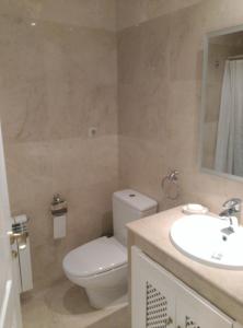 een badkamer met een toilet en een wastafel bij Casa Rosie in Los Alcázares