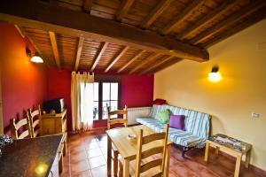 una sala de estar con un sofá y una mesa en Casa del Herrero, en Mogarraz