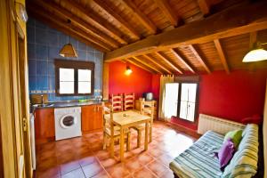 Una sala de estar con una mesa y una cocina. en Casa del Herrero, en Mogarraz 23 fotos más