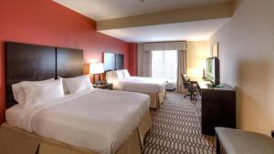 een hotelkamer met 2 bedden en een flatscreen-tv bij Holiday Inn North Quail Springs, an IHG Hotel in Oklahoma City