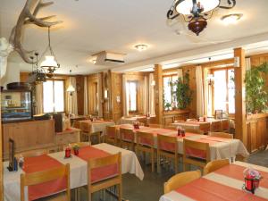 Restoran või mõni muu söögikoht majutusasutuses Hotel Preda Kulm