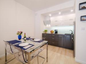 kuchnia ze stołem, krzesłami i lodówką w obiekcie Lucky40 - Apartament z widokiem na morze, SPA gratis, Dwie Sosny w mieście Ustronie Morskie