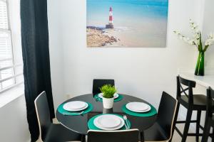 une salle à manger avec une table et un phare dans l'établissement Sage on Ocean Drive Apartments, à Miami Beach
