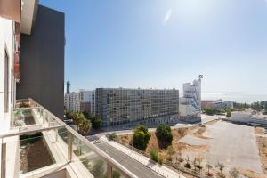 Blick auf die Stadt von einem Gebäude in der Unterkunft FLH Expo Flat with View in Lissabon