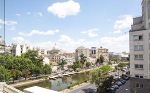 - une vue sur une ville avec une rivière et des bâtiments dans l'établissement Diana's Flat-the best-Bucharest - Old City, à Bucarest