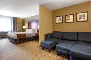 een hotelkamer met een bed en een bank bij Comfort Suites Johnson Creek Conference Center in Johnson Creek +29 foto's