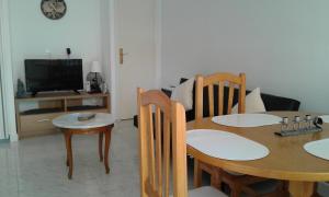 une salle à manger avec une table, des chaises et une télévision dans l'établissement Apartement à La Mata, à Torrevieja