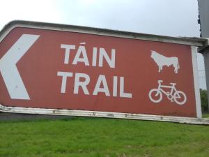 um sinal para um trilho de comboio com uma cabra e uma bicicleta em Westhouse Cafe em Longford