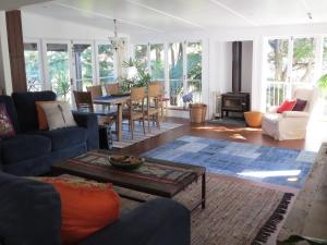 uma sala de estar com um sofá e uma mesa em Coromandel Eco Sanctuary em Coromandel Town