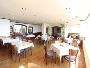 ห้องอาหารหรือที่รับประทานอาหารของ Hotel Okuni (Royal Inn Group)