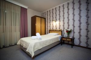 Postel nebo postele na pokoji v ubytování Olympos Hotel