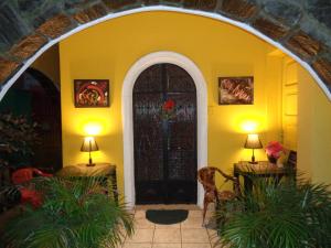 um quarto com uma porta e duas mesas e duas lâmpadas em Arte Brasileira em Salvador