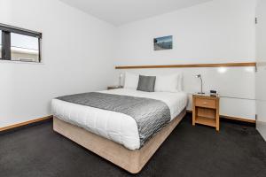 Rúm í herbergi á Palms Motel