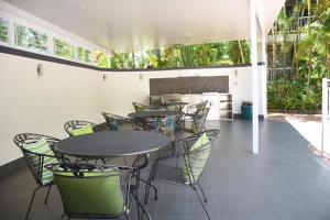 Κήπος έξω από το Copacabana Apartments