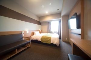 Tempat tidur dalam kamar di Dormy Inn Izumo