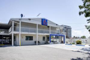 a hotel with a sign on the front of it at Motel 6-Salt Lake City, UT - Downtown in Salt Lake City