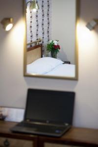 Televízia a/alebo spoločenská miestnosť v ubytovaní Olympos Hotel