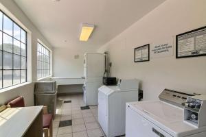 una cocina con electrodomésticos blancos en una habitación en Motel 6-Lompoc, CA, en Lompoc