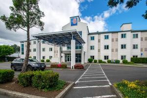 a building with a car parked in front of it at Motel 6-Portland, OR - North in Portland