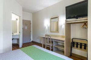 TV a/nebo společenská místnost v ubytování Motel 6-Cedar City, UT