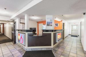 un vestíbulo de un restaurante de comida rápida con barra en Motel 6-Lawrence, KS, en Lawrence
