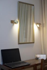 Televízia a/alebo spoločenská miestnosť v ubytovaní Olympos Hotel