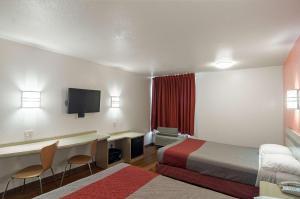 Pokój hotelowy z łóżkiem, biurkiem i telewizorem w obiekcie Motel 6-Oklahoma City, OK - South w mieście Oklahoma City
