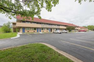 a parking lot in front of a building at Motel 6-Overland Park, KS in Overland Park