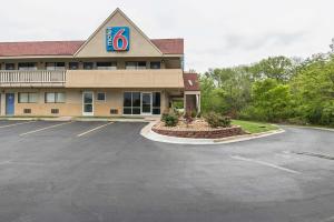 a front view of a hotel with a parking lot at Motel 6-Overland Park, KS in Overland Park