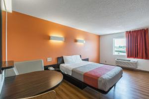 מיטה או מיטות בחדר ב-Motel 6 Omaha - Central