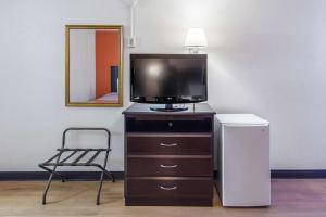 Televisyen dan/atau pusat hiburan di Motel 6-Groton, CT - Casinos nearby