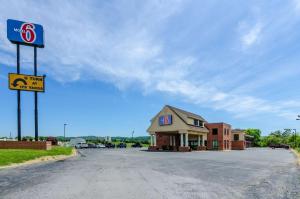 une station-service sur le côté d'une route dans l'établissement Motel 6-Lexington, VA, à Lexington