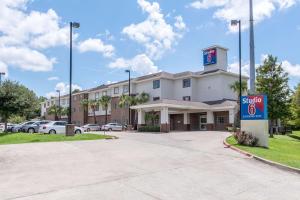 um edifício de hotel com uma placa em frente em Studio 6-Lafayette, LA - Broussard em Lafayette