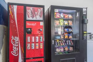 una máquina expendedora de coca cola con comida y bebida en Studio 6-Lafayette, LA - Broussard, en Lafayette