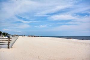 a view of a beach with people on it at Motel 6-Biloxi, MS - Beach in Biloxi +31 photos