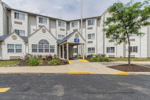 a large white building with a street in front of it at Motel 6-Streetsboro, OH in Streetsboro