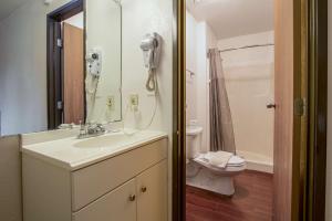 ein Badezimmer mit Waschbecken und Toilette in der Unterkunft Motel 6-Ashland, OH in Ashland + 28 Fotos