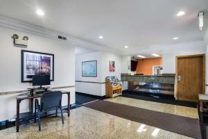 an office with a desk and a computer in a room at Motel 6-Libertyville, IL in Libertyville