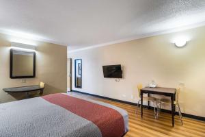 Tempat tidur dalam kamar di Motel 6-Libertyville, IL