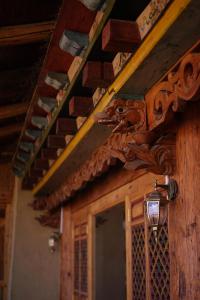 un bâtiment avec une porte en bois munie d'une tête de cheval. dans l'établissement Courtyard Shangri-la 藏舍小院, à Shangri-La