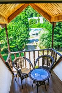 Rõdu või terrass majutusasutuses Hotel Iveria