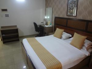 Postel nebo postele na pokoji v ubytování Jyoti Dwelling Hotel
