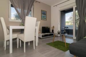 TV a/nebo společenská místnost v ubytování Apartmani Marinović