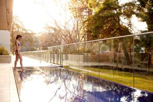 Der Swimmingpool an oder in der Nähe von Knightsbridge Canberra