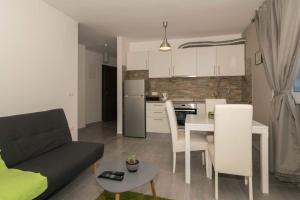 Kuchyň nebo kuchyňský kout v ubytování Apartmani Marinović