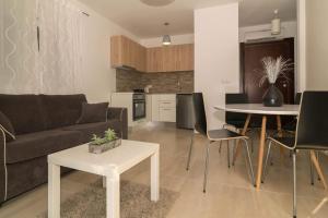 Kuchyň nebo kuchyňský kout v ubytování Apartmani Marinović