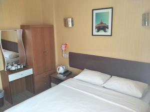 Tempat tidur dalam kamar di YaJu Hotel