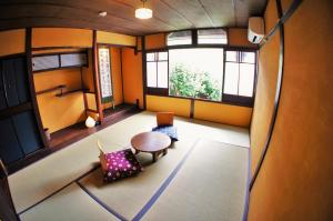 una vista aérea de una habitación con mesa y sillas en Guesthouse Kioto, en Kioto